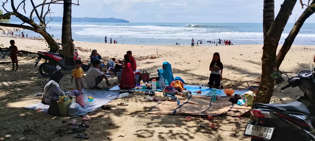 Pantai Karapyak Jadi Alternatif Wisata Murah, Kunjungan Meningkat Tapi Kebersihan Jadi Catatan